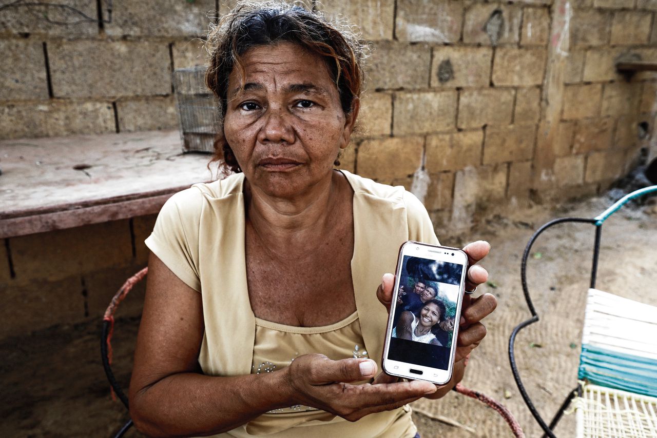 Rosario Piña toont een foto van haar zoon Dany José. Hij verdronk toen de boot waarmee hij overstak, stuk sloeg op de kust van Curaçao. Van dochter Jocelyn, ook aan boord, vernam ze niets meer.