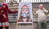 Ondersteuners van Lucy Letby protesteren bij het parlement in Londen, in mei van dit jaar, en roepen op tot haar vrijlating. 