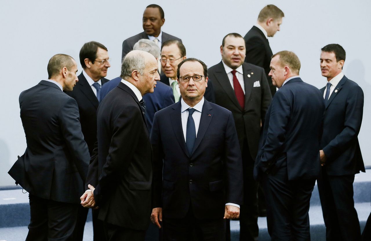 De Franse president Hollande met andere staats- en regeringsleiders, gisteren bij het maken van de groepsfoto op de klimaattop in Parijs.
