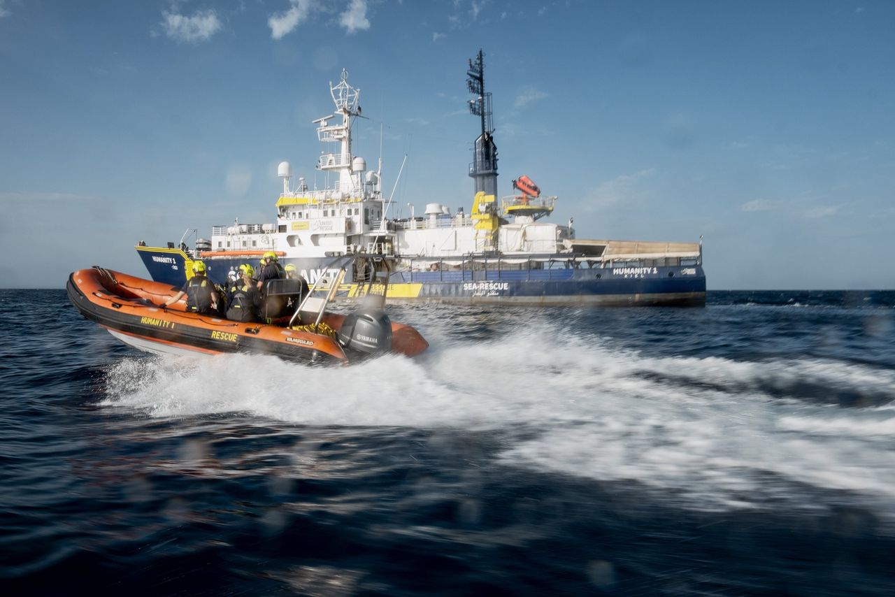‘Wij komen uit Europa’, zegt de bemanning van de reddingsboot. Onder de migranten breekt er luid gejoel uit 