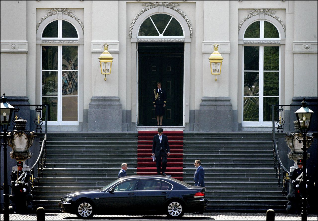 2006: Premier Jan Peter Balkenende verlaat Paleis Huis ten Bosch in Den Haag, nadat hij de koningin het ontslag van zijn kabinet heeft aangeboden.