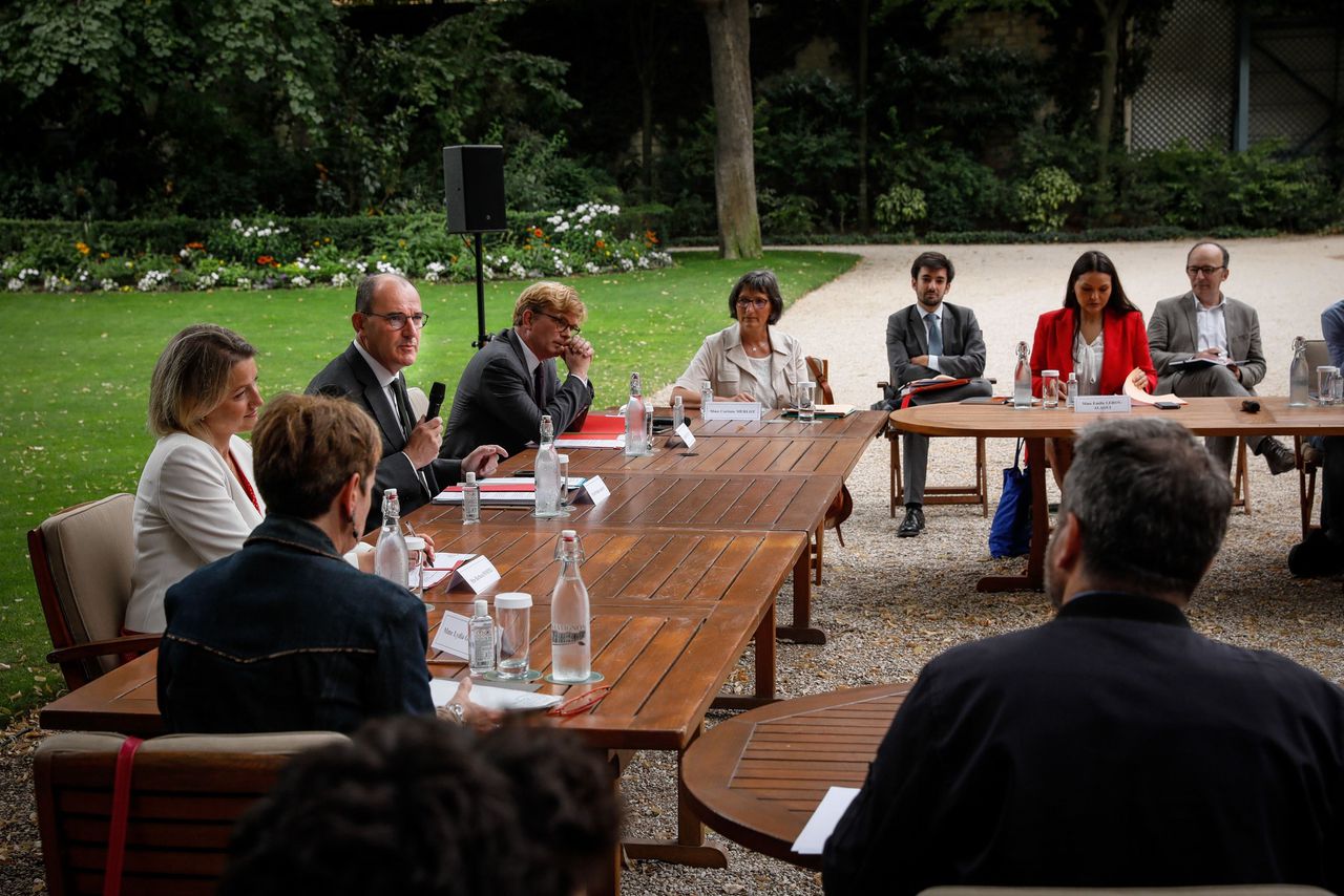 De Franse premier Jean Castex spreekt met leden van de recente burgerraad in de tuin van het Matignon.