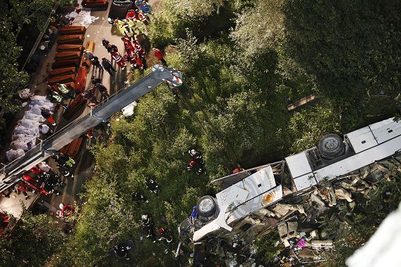 Reddingswerkers maken doodskisten klaar voor de slachtoffers van het busongeluk in Italië, op een weg tussen Monteforte Irpino en Baiano, in het zuiden van Italië.