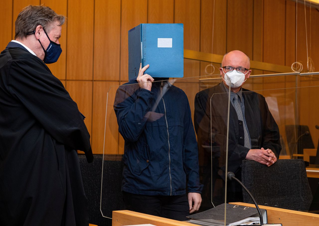 Adrian V. verborg zijn gezicht tijdens de uitspraak van de rechter.