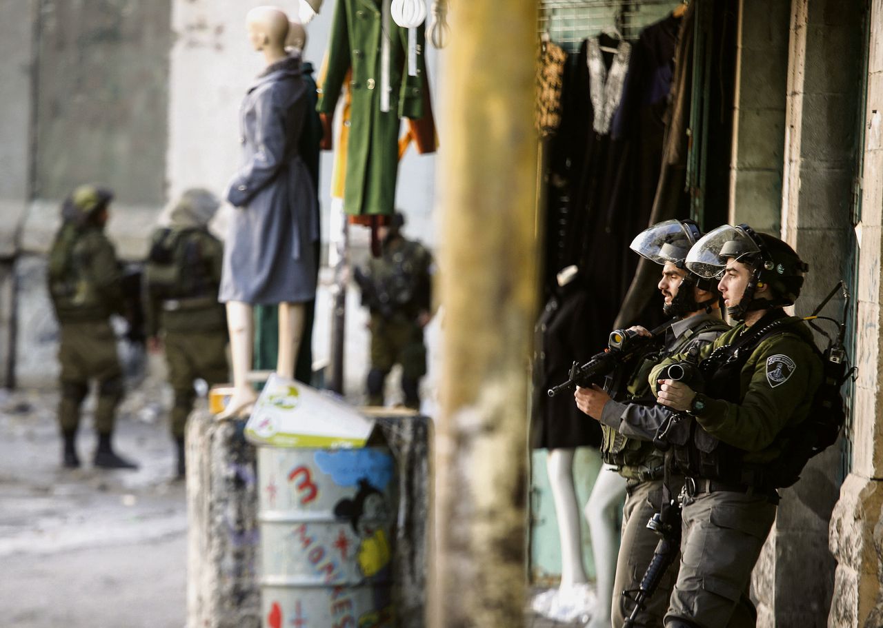 Israëlische politie bij een militair checkpoint in Hebron, op de plaats waar volgens het Israëlische leger een Palestijnse vrouw een aanval probeerde uit te voeren met een mes.
