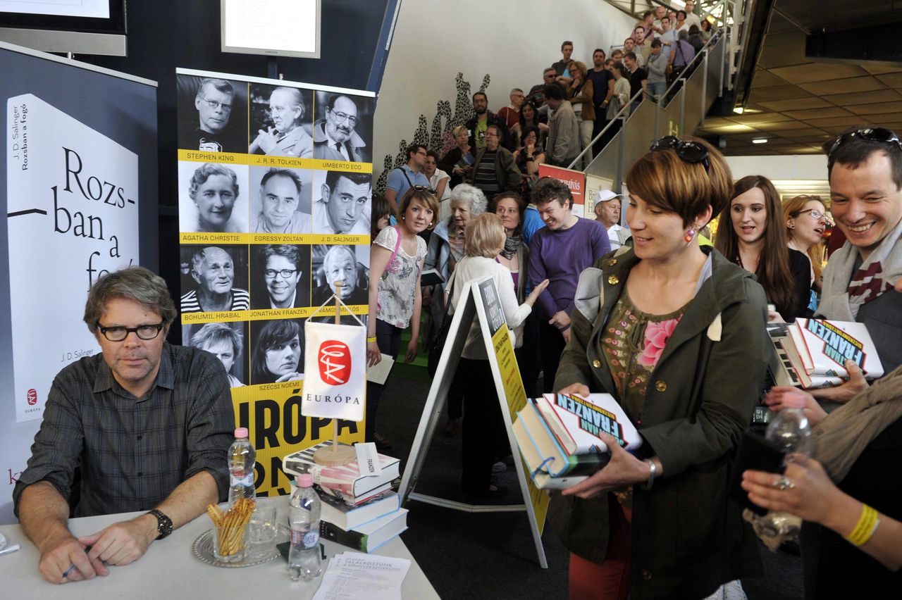 Jonathan Franzen signeert boeken in Hongarije in april 2015