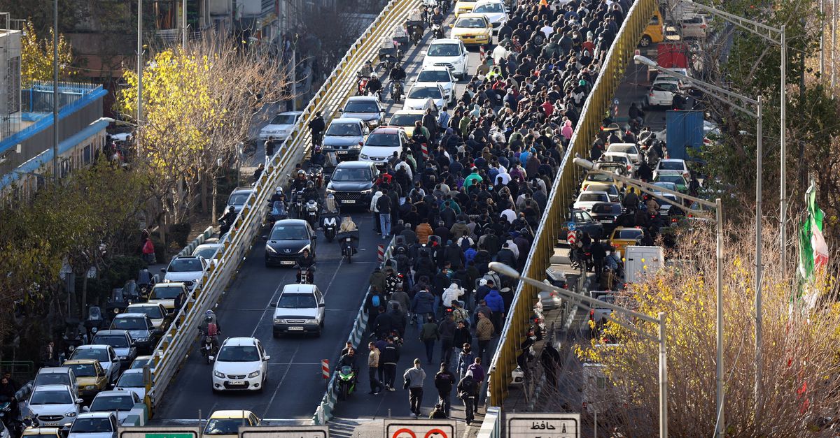 En Iran, des centaines de manifestants descendent dans la rue en raison de la chute de la monnaie et de l’inflation.