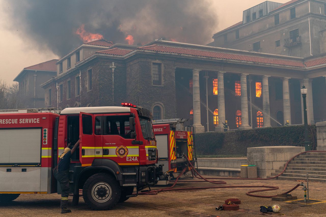 Grote brand op Tafelberg, deel universiteit Kaapstad afgebrand 