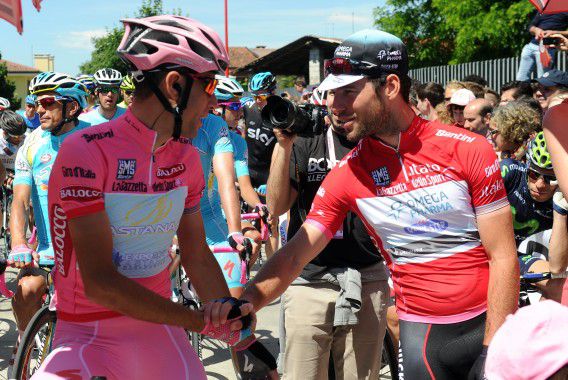 Vincenzo Nibali, links in de roze leiderstrui, begroet de latere dagwinnaar Mark Cavendish voorafgaand aan de slotetappe van vandaag.