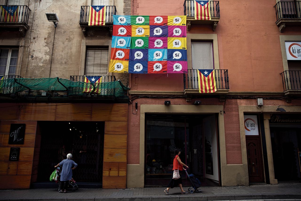 Catalaanse vlaggen in Sabadell, een voorstad van Barcelona, waar deze maandag opnieuw gedemonstreerd wordt voor de Catalaanse onafhankelijkheid.