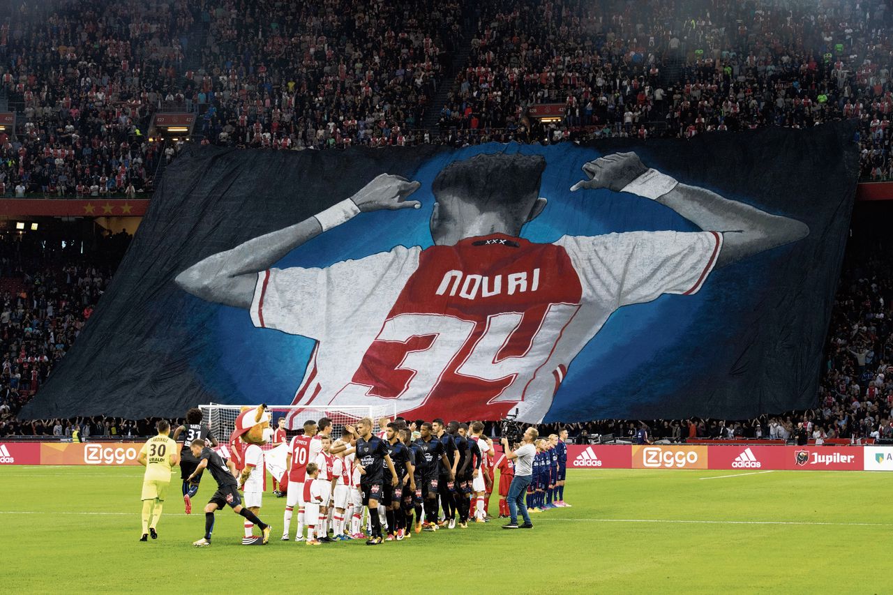 Steunbetuiging aan Abdelhak Nouri en zijn familie onder de supporters van Ajax bij de wedstrijd tegen OGC Nice in de derde voorronde van de Champions League, in juli 2017.