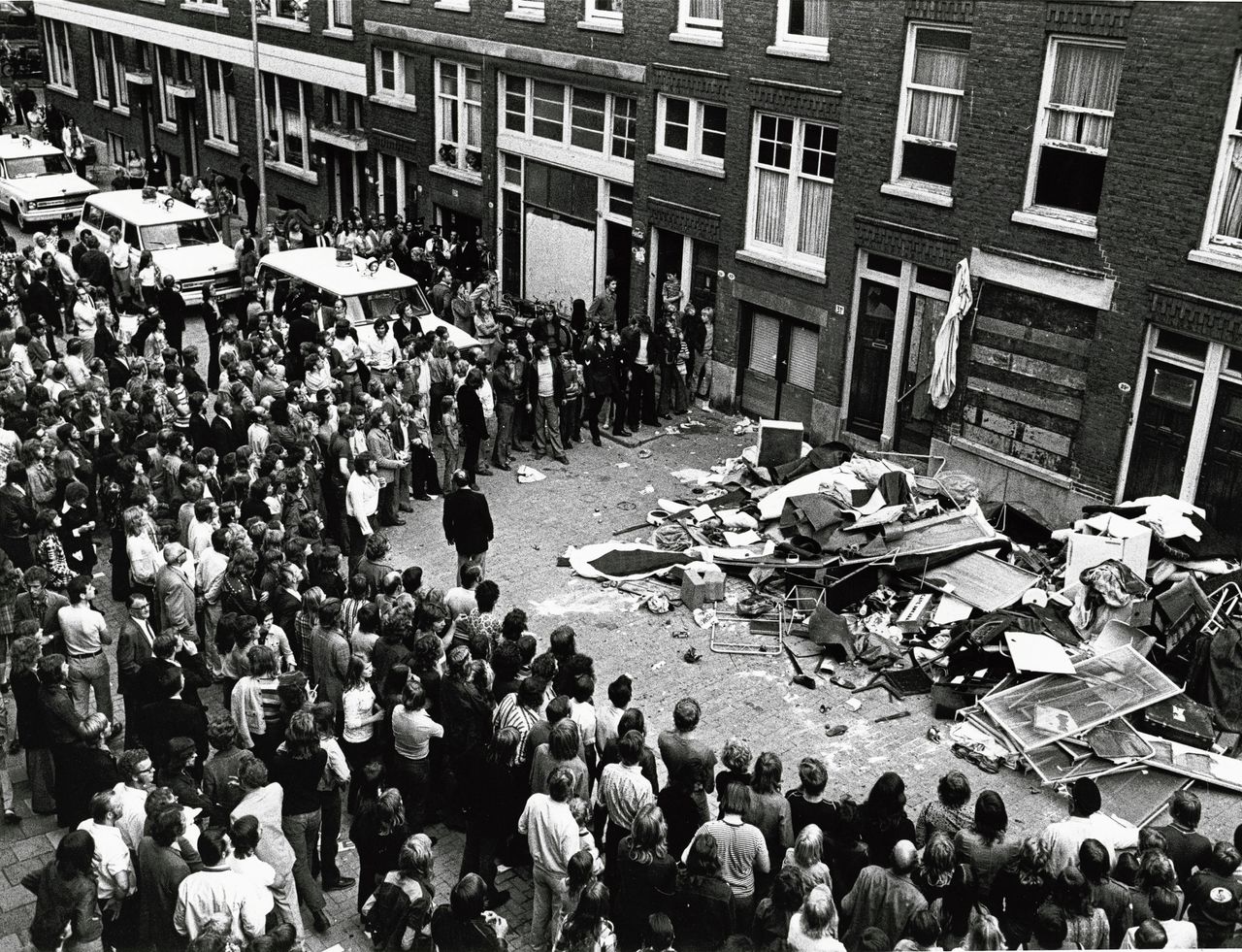 Meubilair op straat gegooid tijdens de rellen in de Afrikaanderwijk in 1972.