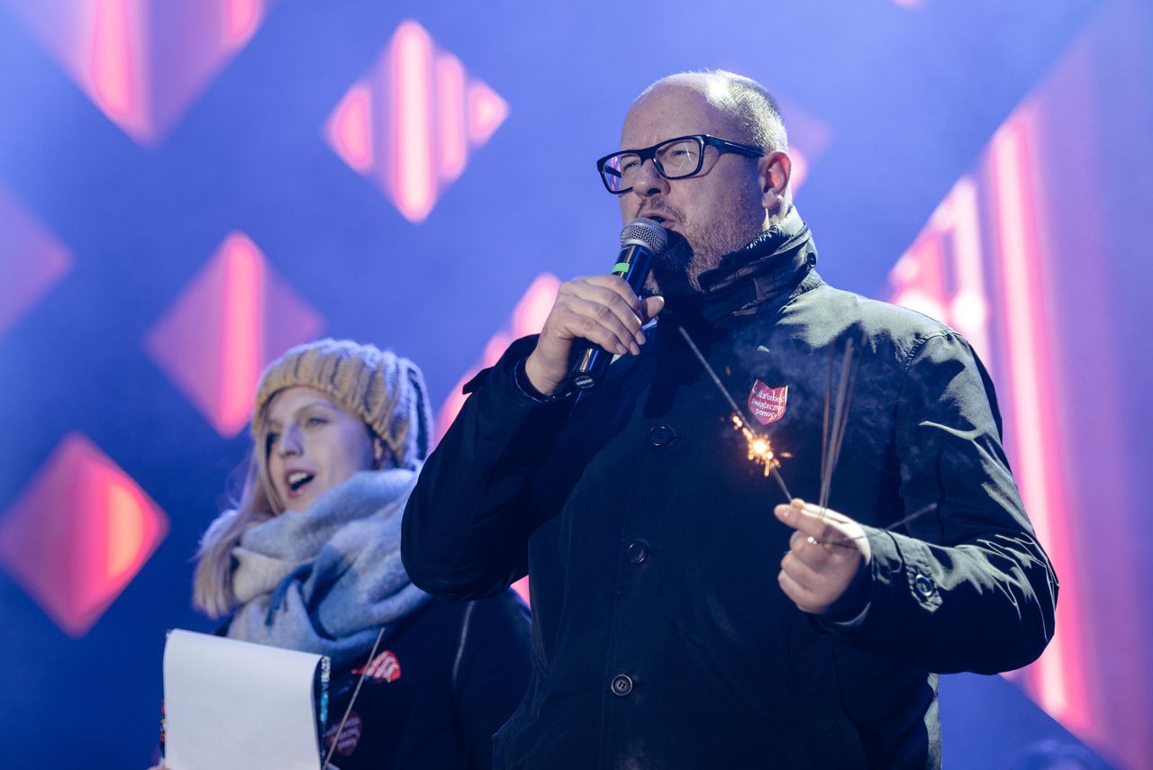 Burgemeester Gdansk neergestoken tijdens liefdadigheidsevenement 