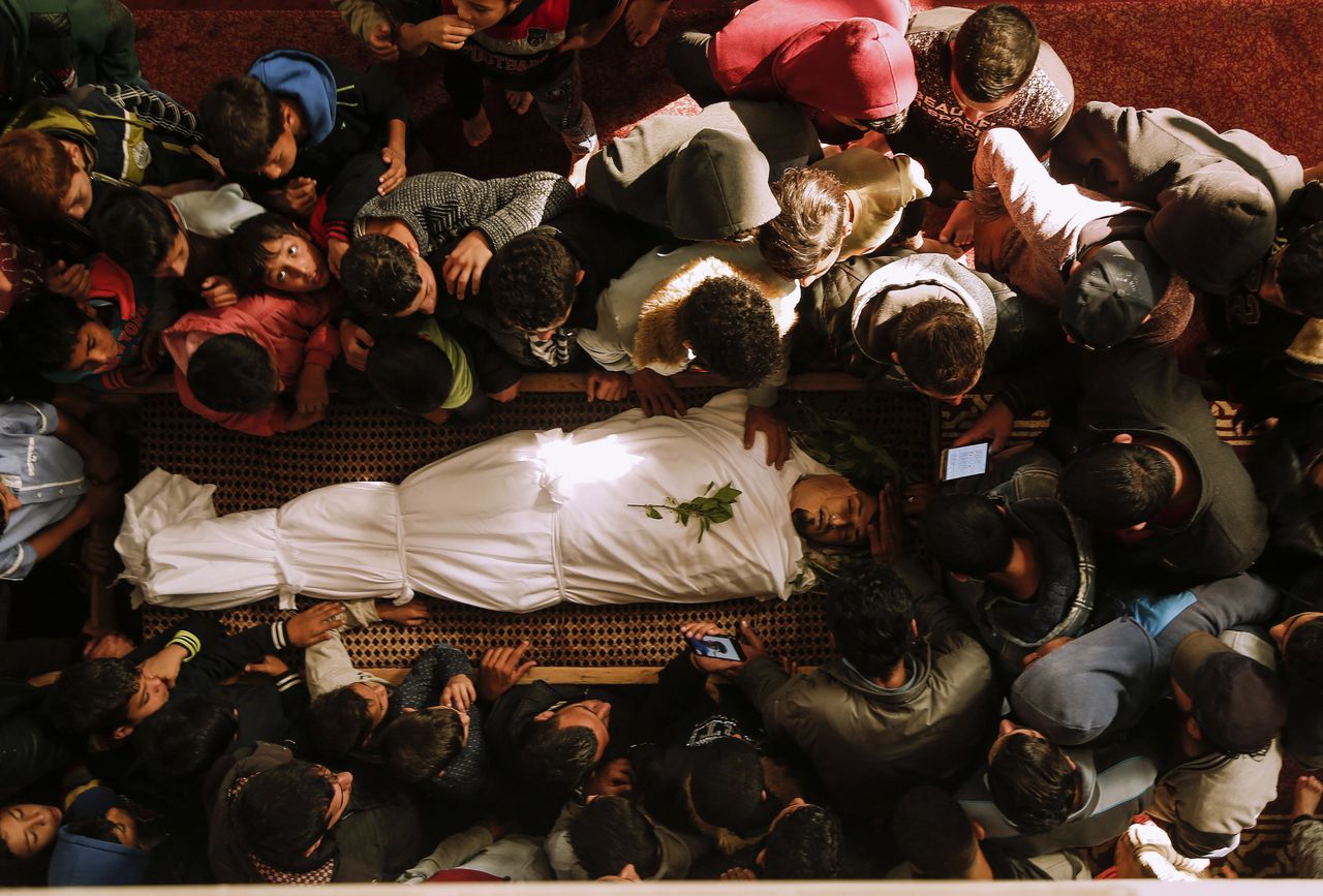 Foto ter illustratie: Nabestaanden tijdens de begrafenis van een Palestijnse demonstrant, die afgelopen vrijdag omkwam tijdens een protest in Gaza.