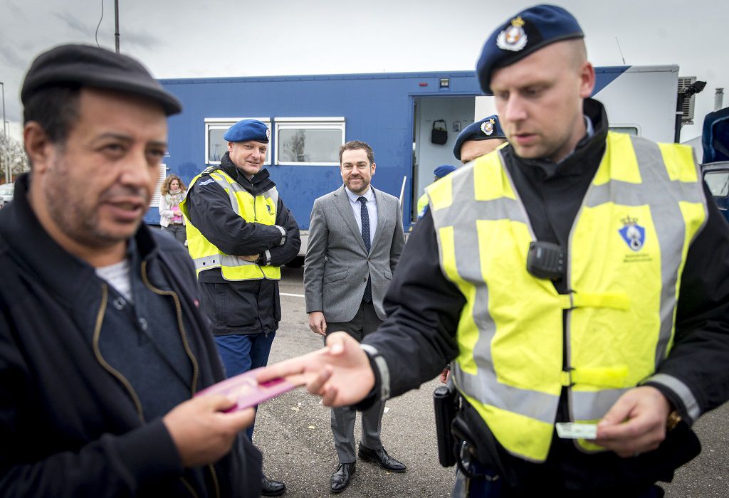 Medewerkers van het Mobiel Toezicht Vreemdelingen (MTV) van de Koninklijke Marechaussee voeren een controle uit tijdens een bezoek van staatssecetaris Dijkhoff (Veiligheid en Justitie, VVD) aan Hazeldonk.