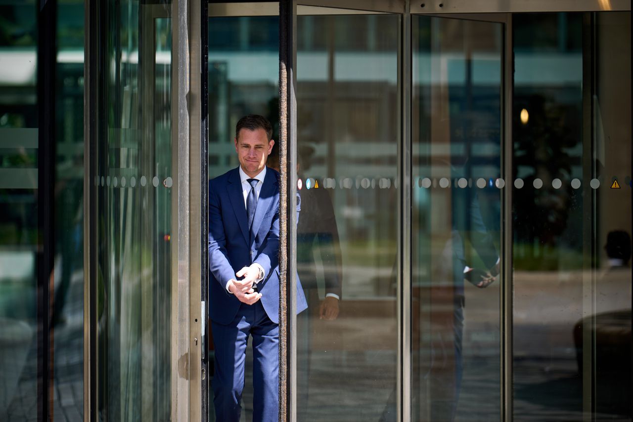 Minister Heinen (Financiën, VVD) verlaat vrijdagmiddag het ministerie van Financiën, om de pers te woord te staan over de Voorjaarsnota. Foto Phil Nijhuis