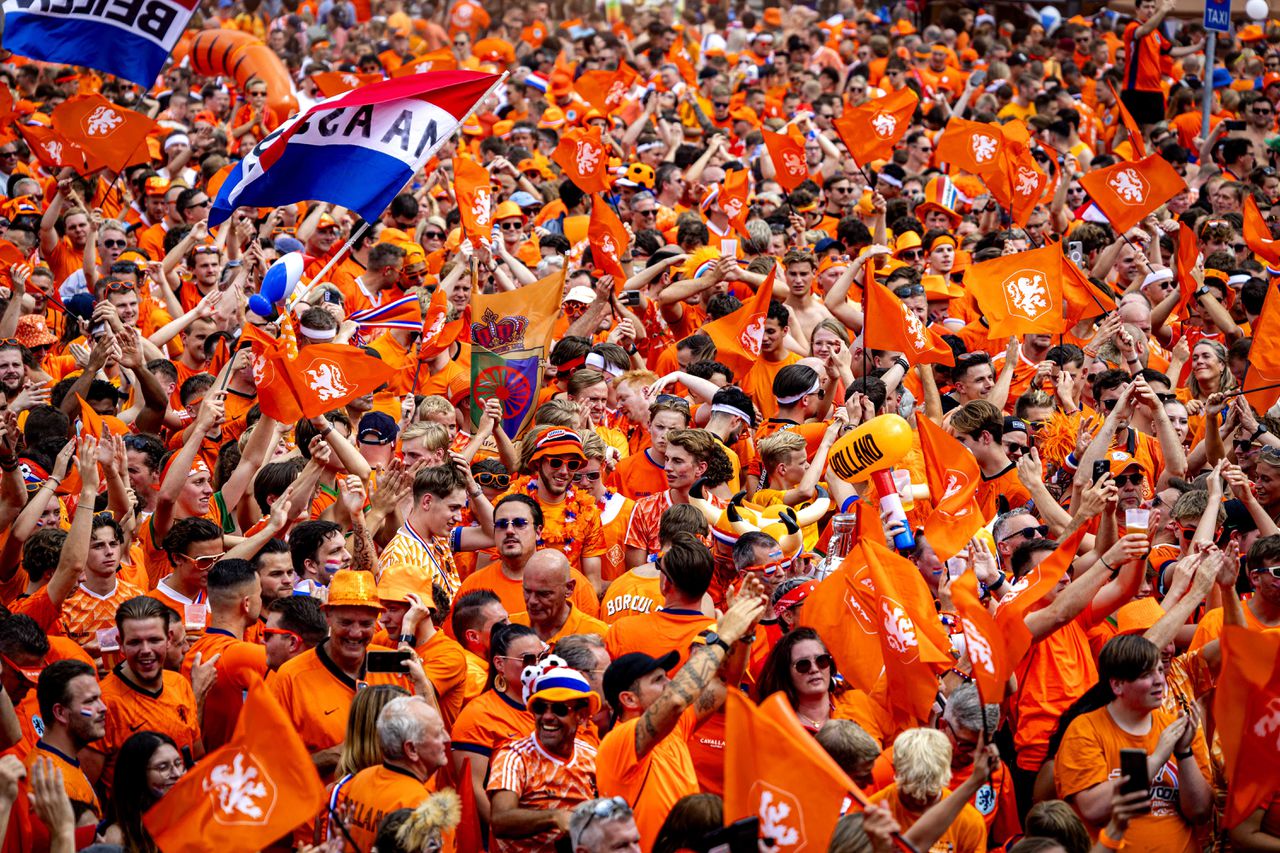 Voetbalminnend Nederland richt ogen op Oranje in Dortmund 