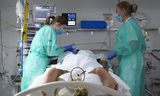 Intensive Care met coronapatiënt in Universiteitsziekenhuis in Lausanne, Zwitserland, eerder deze maand. 