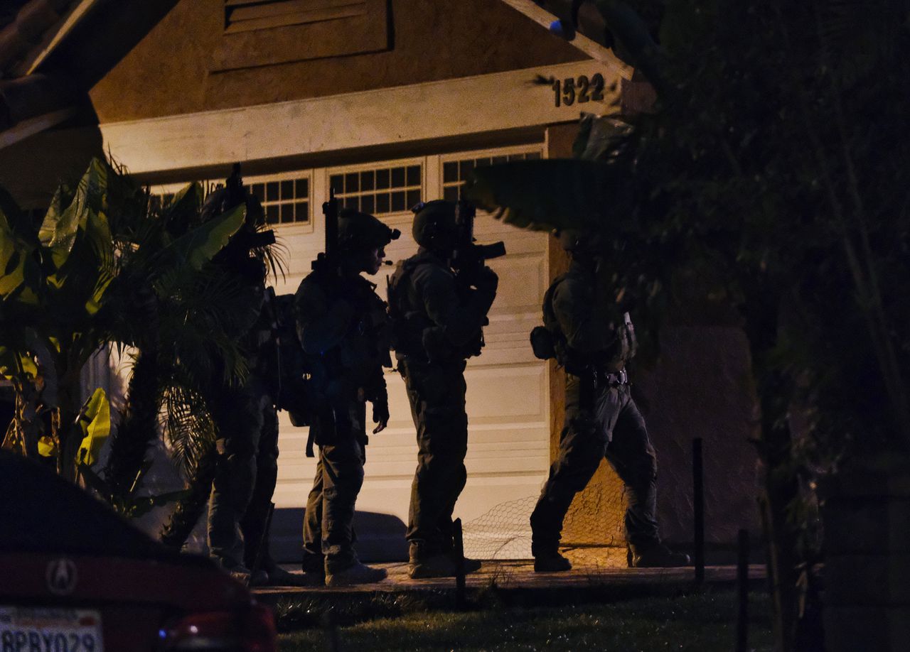 DEA-agenten woensdagochtend bij een arrestatie bij een woonhuis in Diamond Bar, een voorstad van Los Angeles.