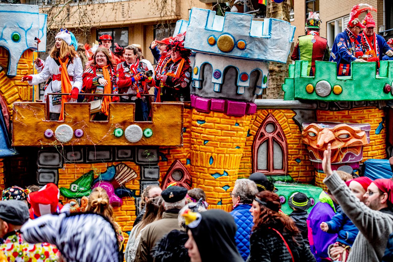 Vorig jaar ging de optocht in het centrum van Eindhoven wel door. De Brabantse stad is tijdens de carnavalviering omgedoopt tot Lampegat.