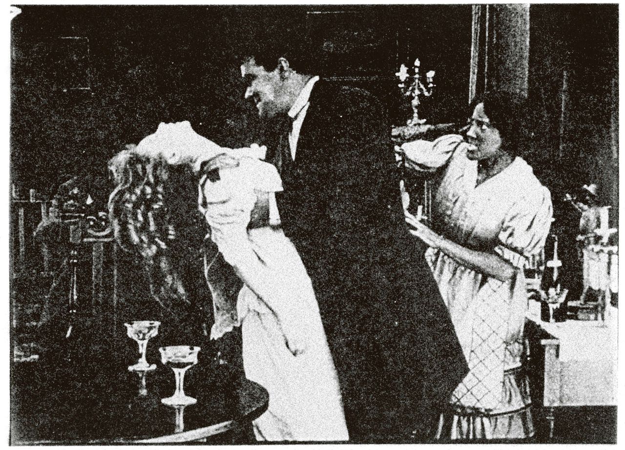 Lillian Gish in Birth of a Nation (1915) aangerand door George Siegmann. Foto Film Culture