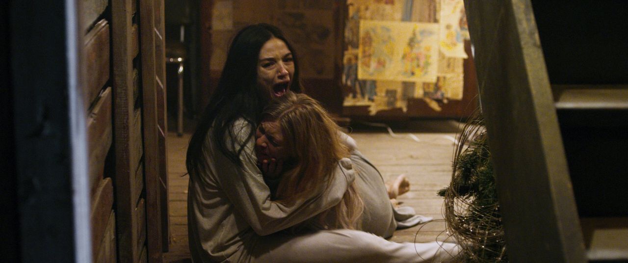 Crystal Reed en Anastasia Phillips in Ghostland.