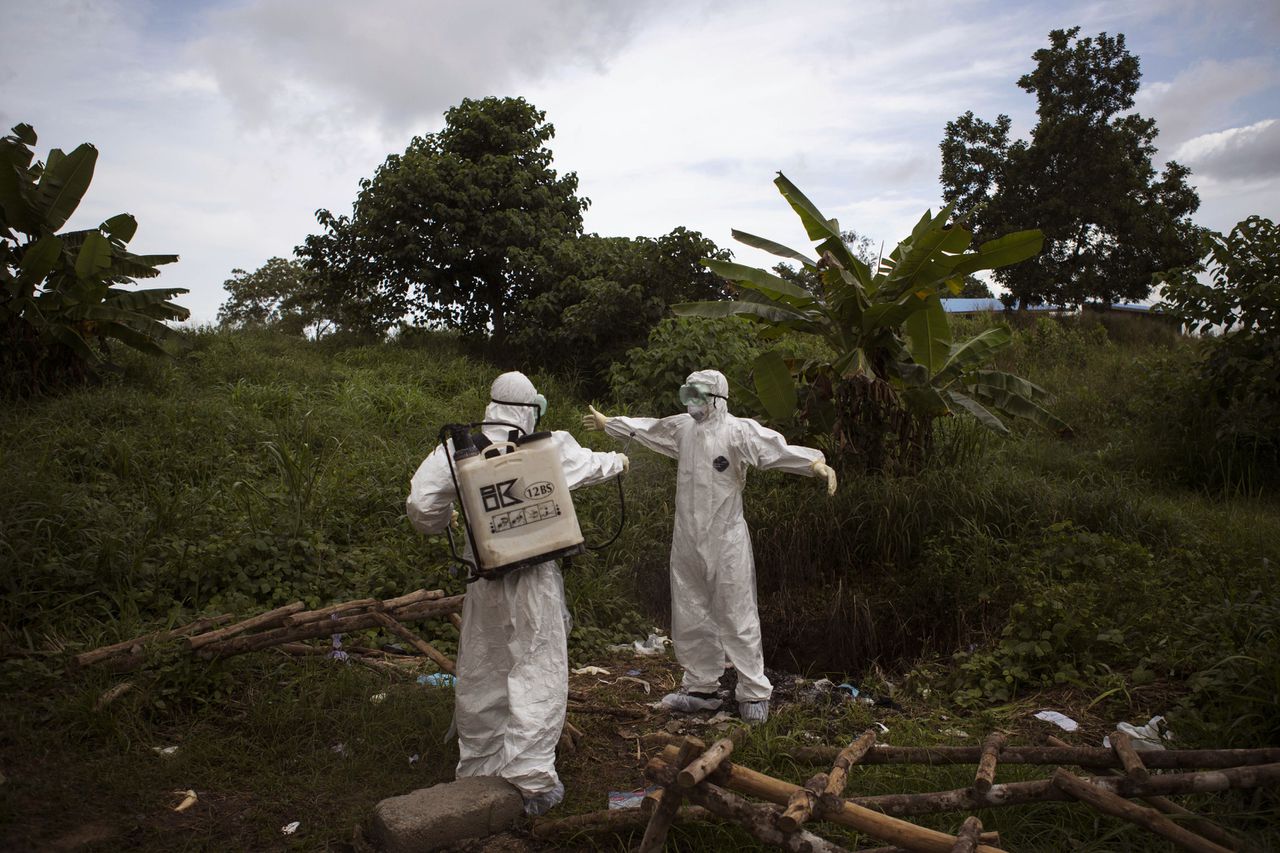 Tien mensen worden in de Nigeriaanse stad Calabar in quarantaine gehouden vanwege het vermoeden dat ze besmet zijn met het ebolavirus.