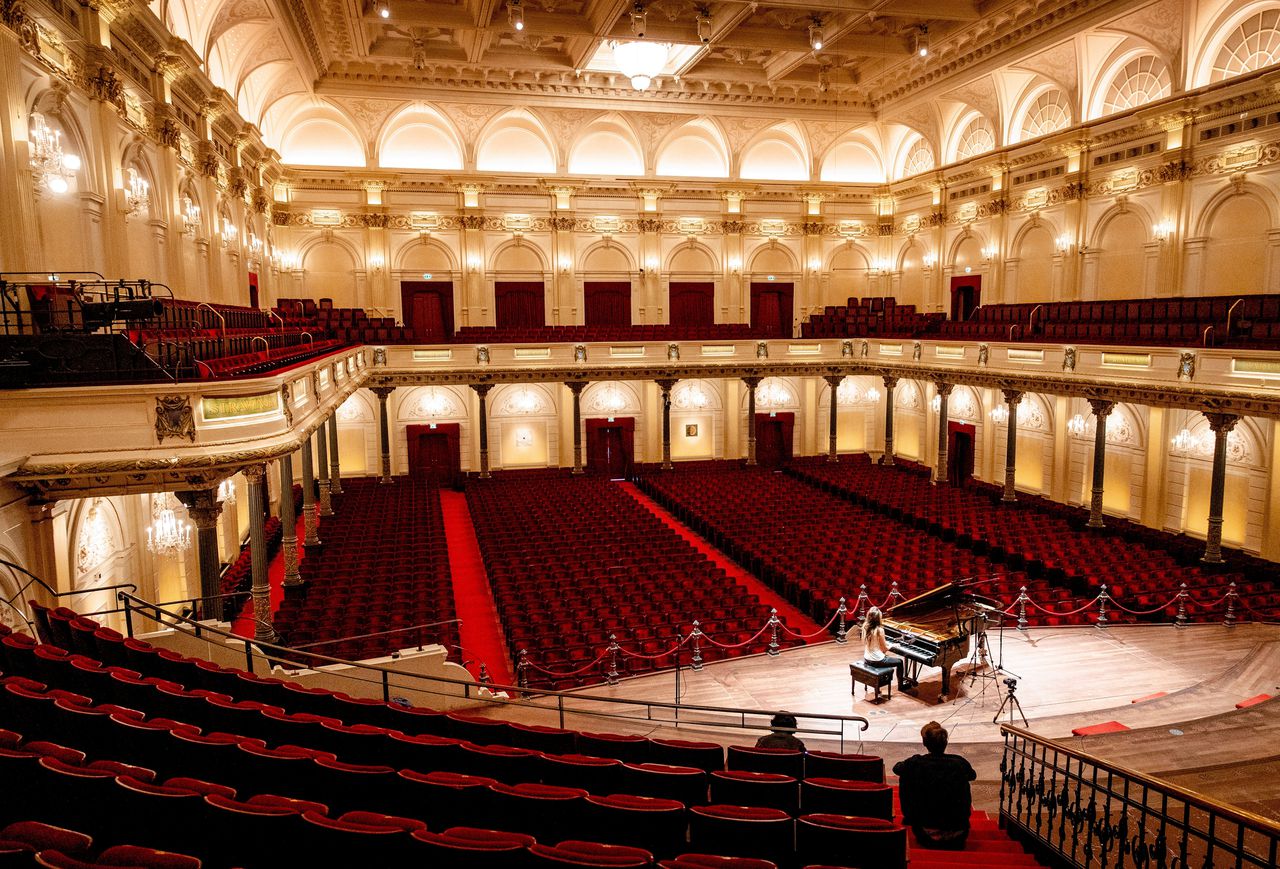 Pianiste Iris Hond maakt zonder publiek een video-opname in het kader van de ‘Empty Concertgebouw Sessions’