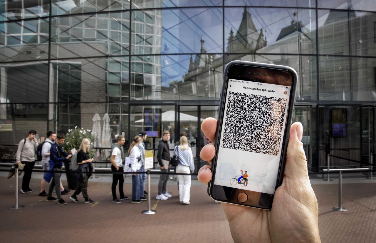 Een telefoon met de QR-code via de CoronaCheck-app bij het Van Gogh Museum in Amsterdam.