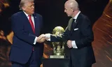 Donald Trump schudt FIFA-voorzitter Gianni Infantino de hand nadat hij tijdens de WK-loting in Washington de eerste FIFA Peace Prize heeft ontvangen.