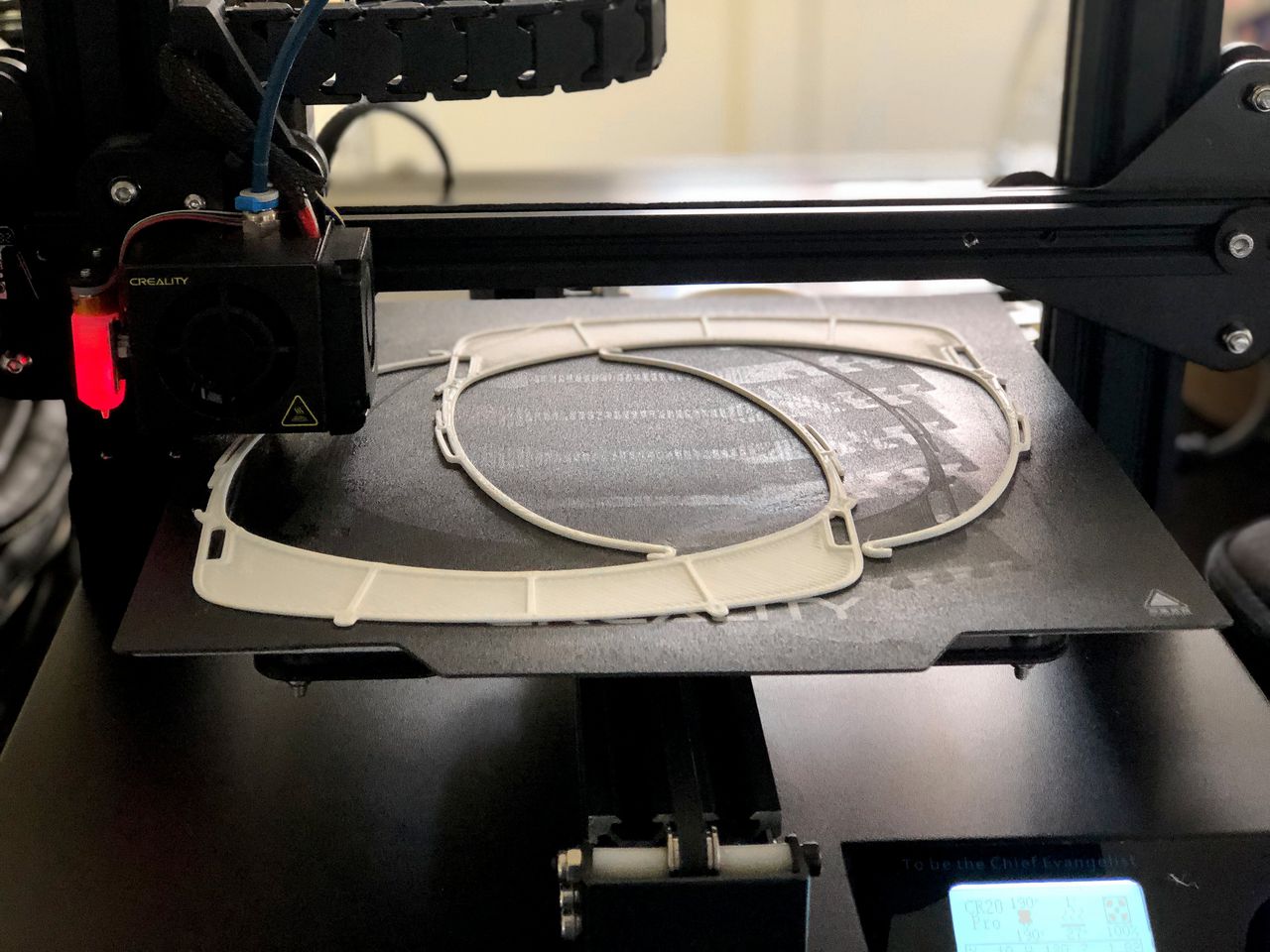 Een 3D-printer van de vrijwilligers van Makers4All. Sinds een maand zetten vrijwilligers hun 3D-printers kosteloos in om beschermingsmiddelen te maken.