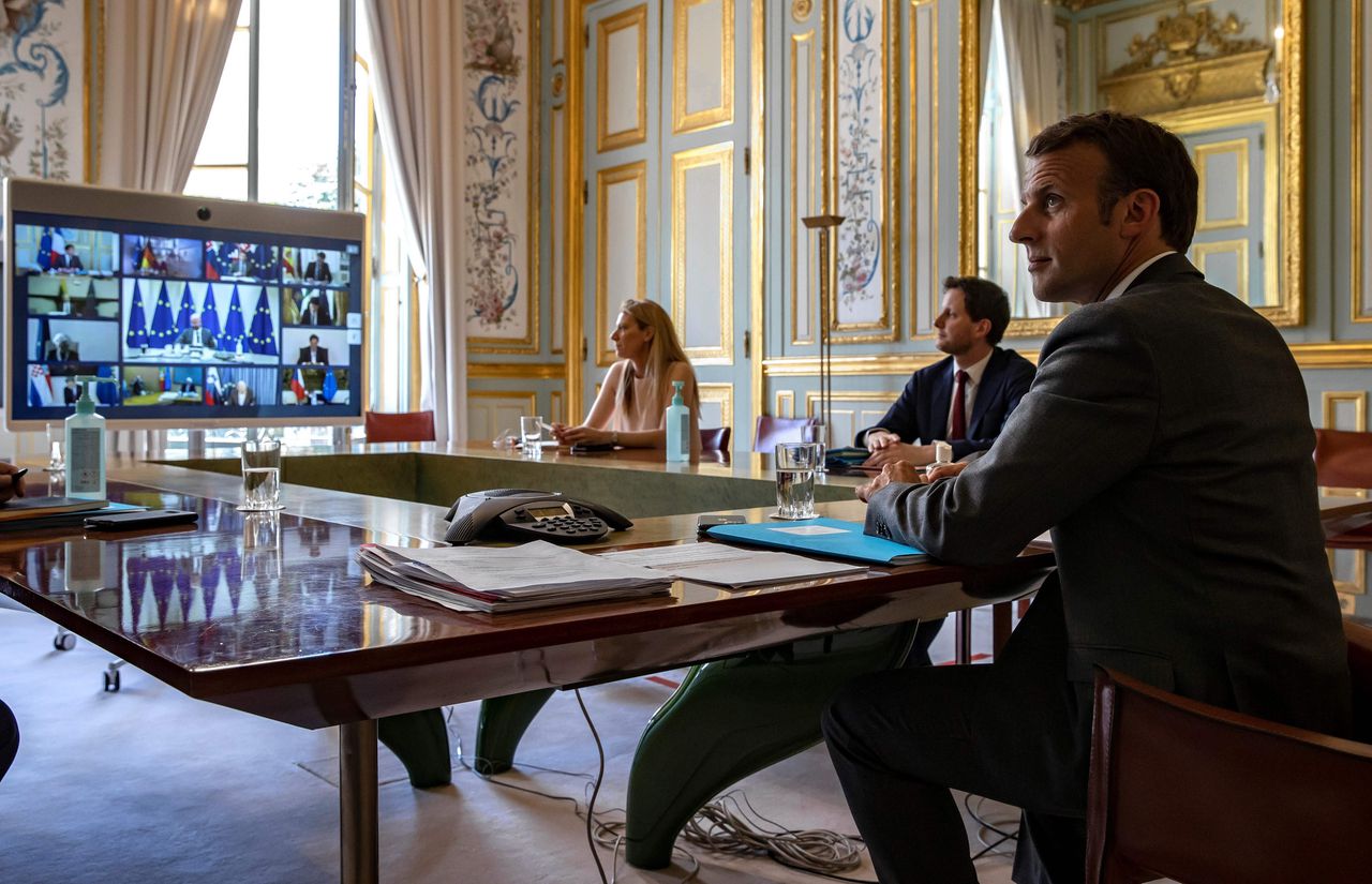 De Franse president Emmanuel Macron (r) donderdag in de videoconferentie met andere EU-leiders.