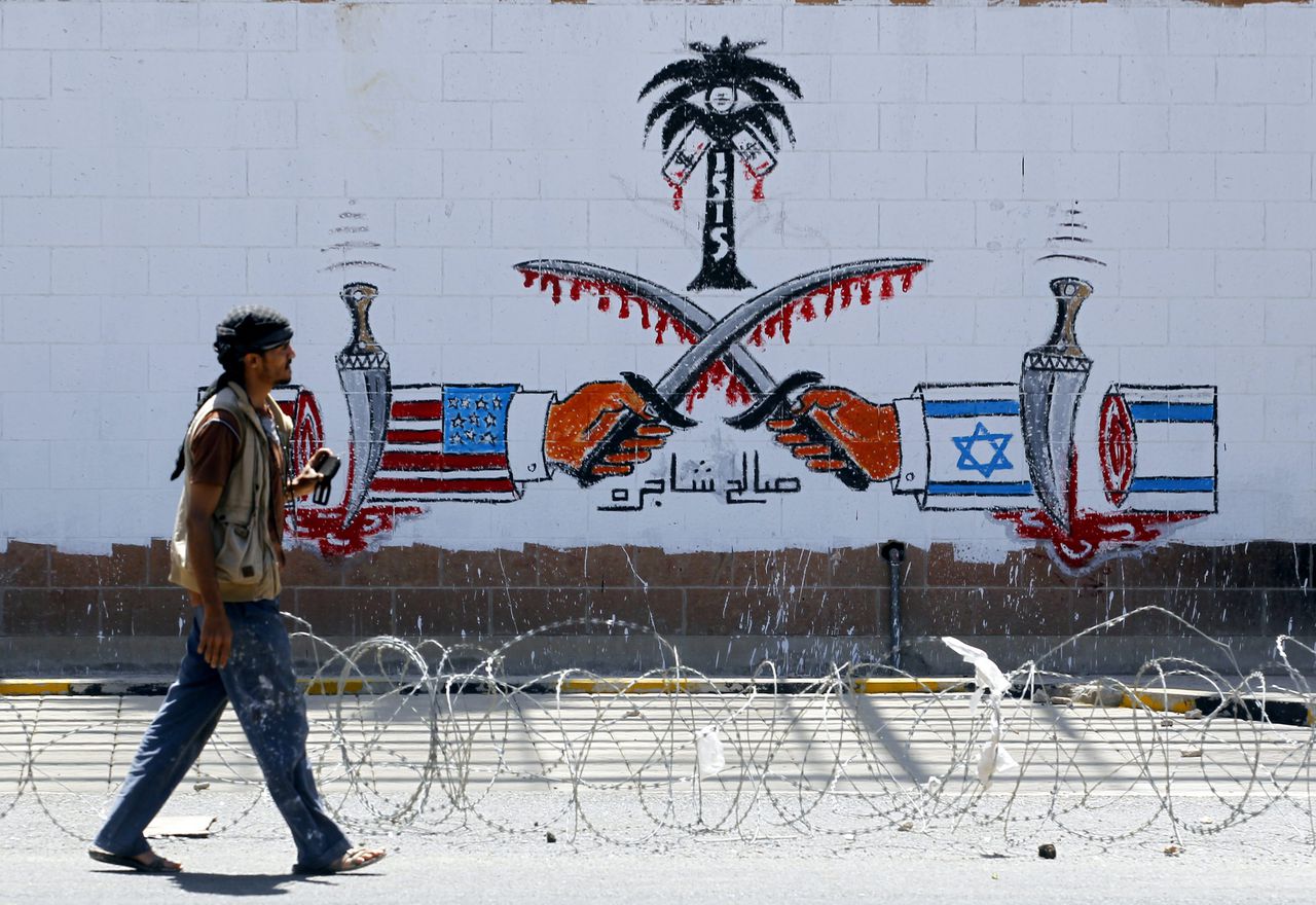 Graffiti op de ambassade van Saoedi-Arabië in Jemen.