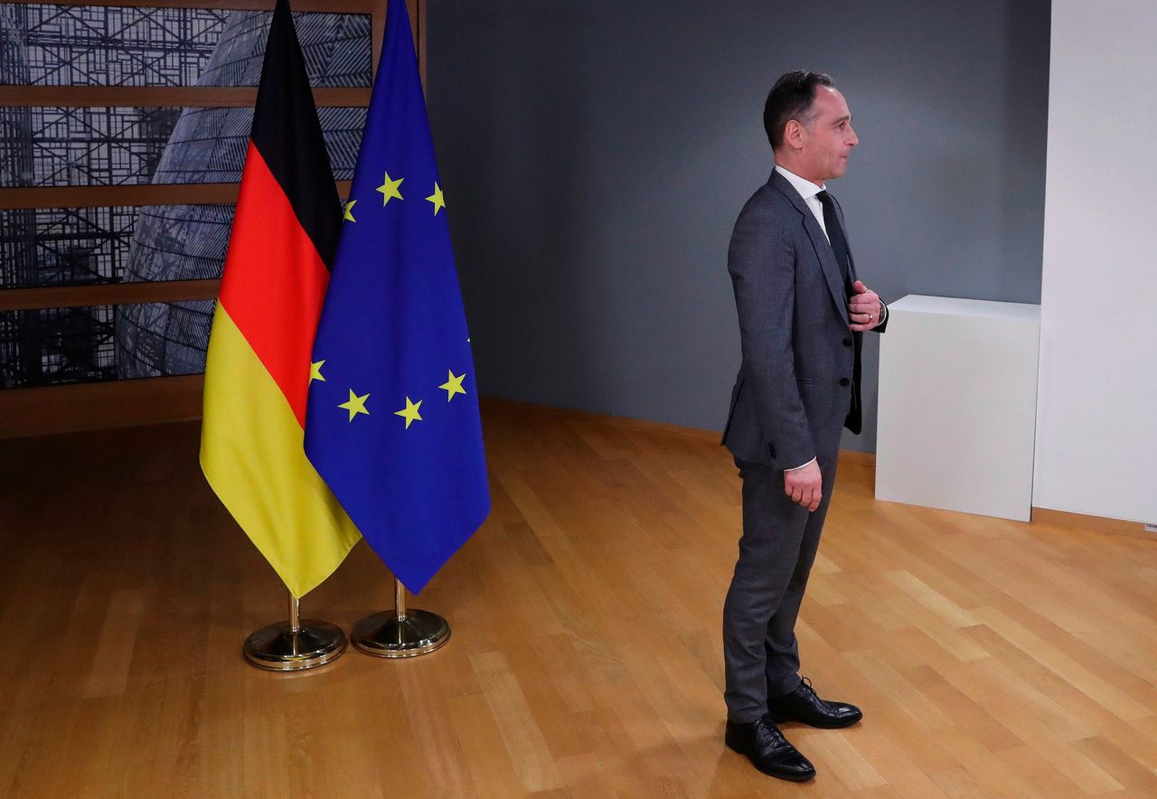De Duitse minister Heiko Maas (Buitenlandse Zaken) wacht voorafgaand aan een zitting van de Europese Raad op voorzitter Charles Michel.
