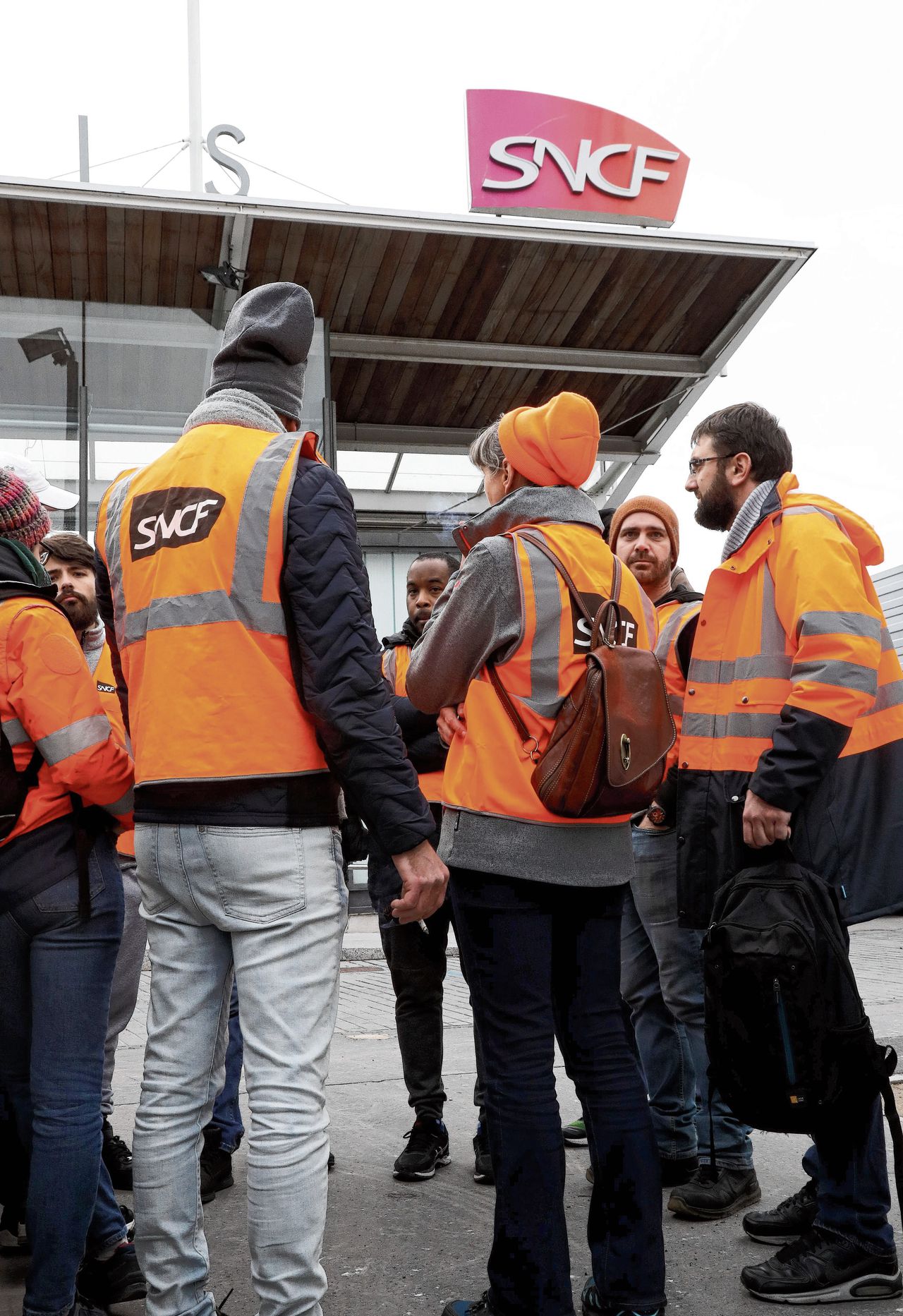 Spoormedewerkers voeren actie voor het hoofdkantoor van SNCF.