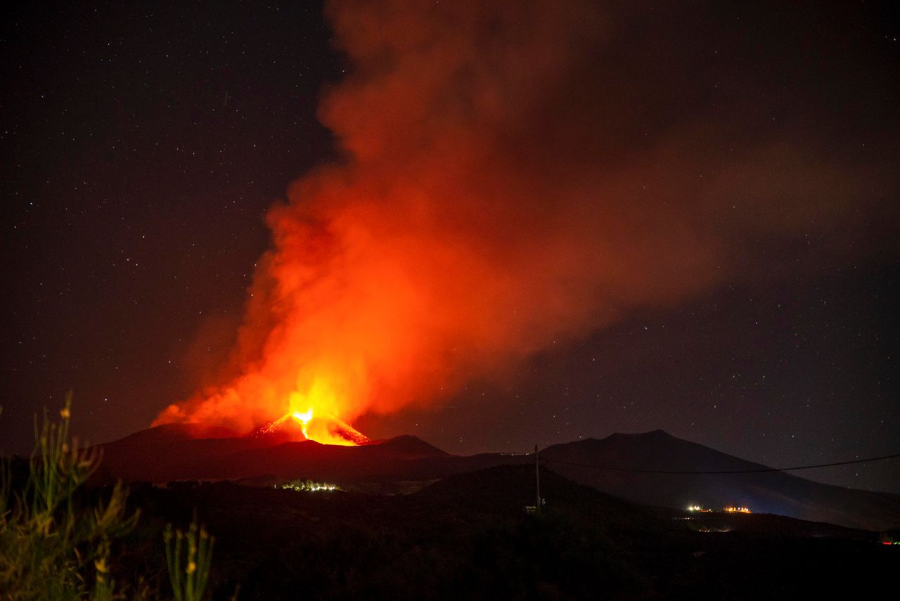 Etna barst uit: vliegveld Catania gesloten en straten bedekt met as 