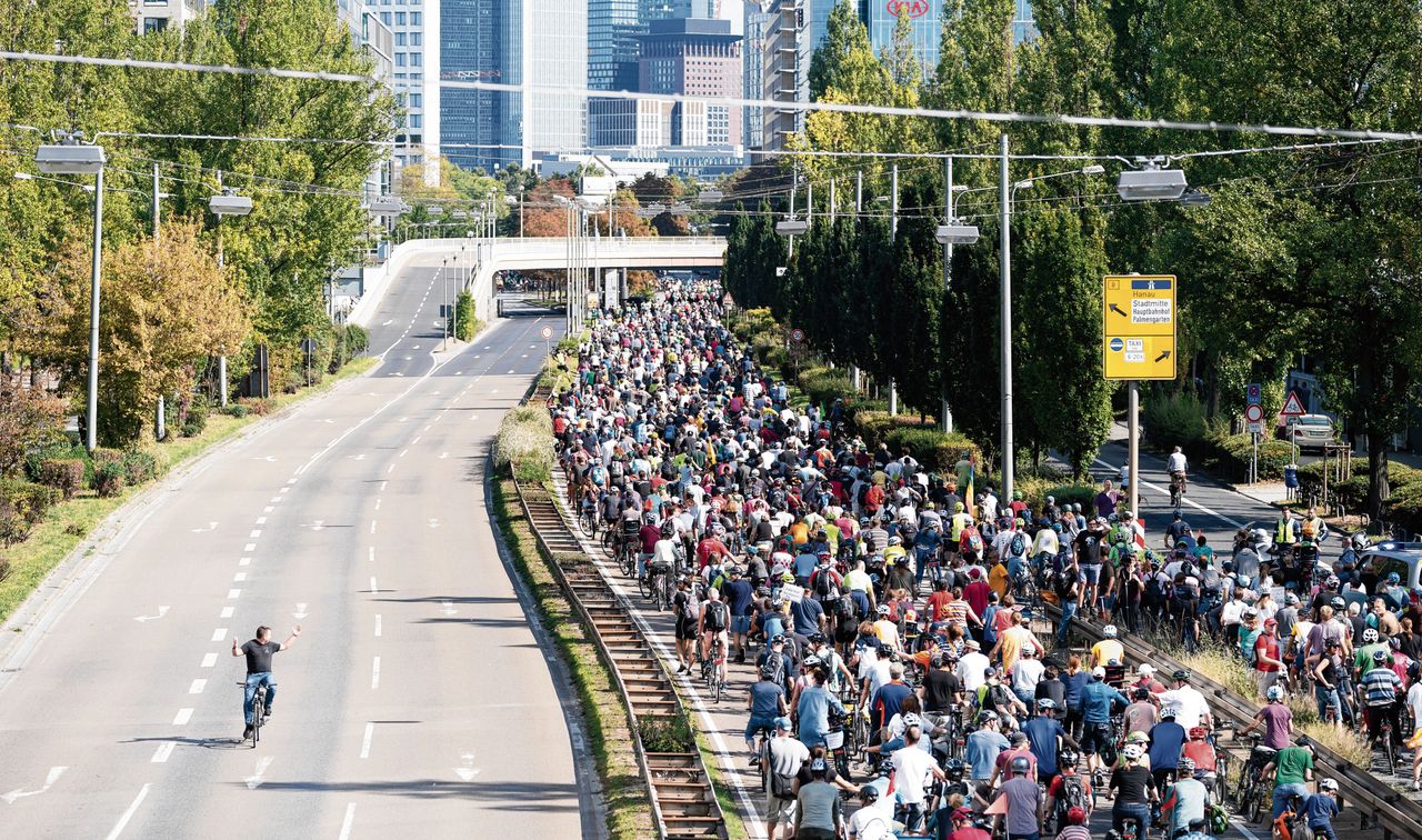 Demonstranten trokken fietsend en lopend naar de IAA Frankfurt Motor Show. Ze blokkeerden meerdere toegangswegen tot de beurs.