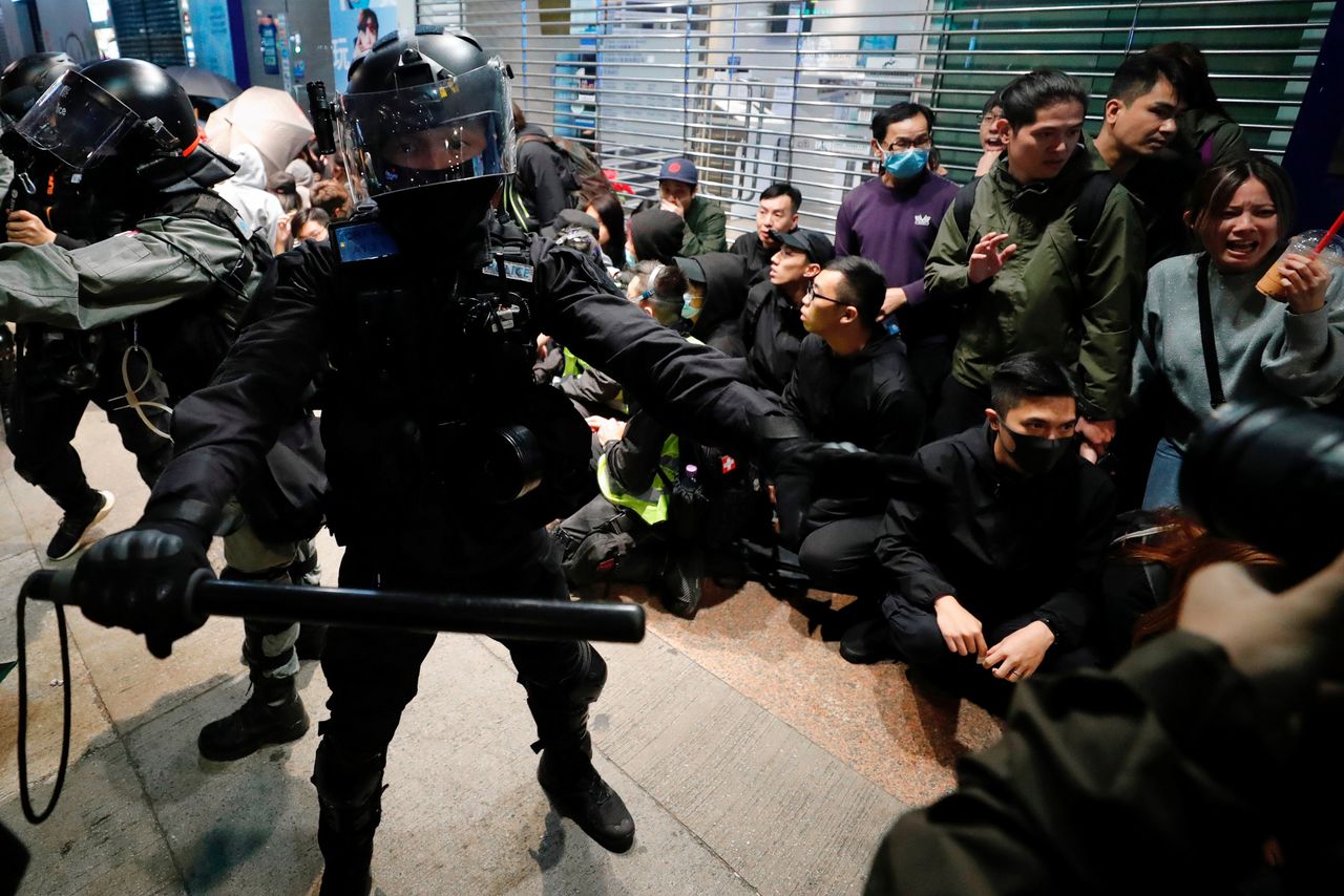 De ordepolitie hield in totaal zo’n vierhonderd demonstranten aan in Hongkong.