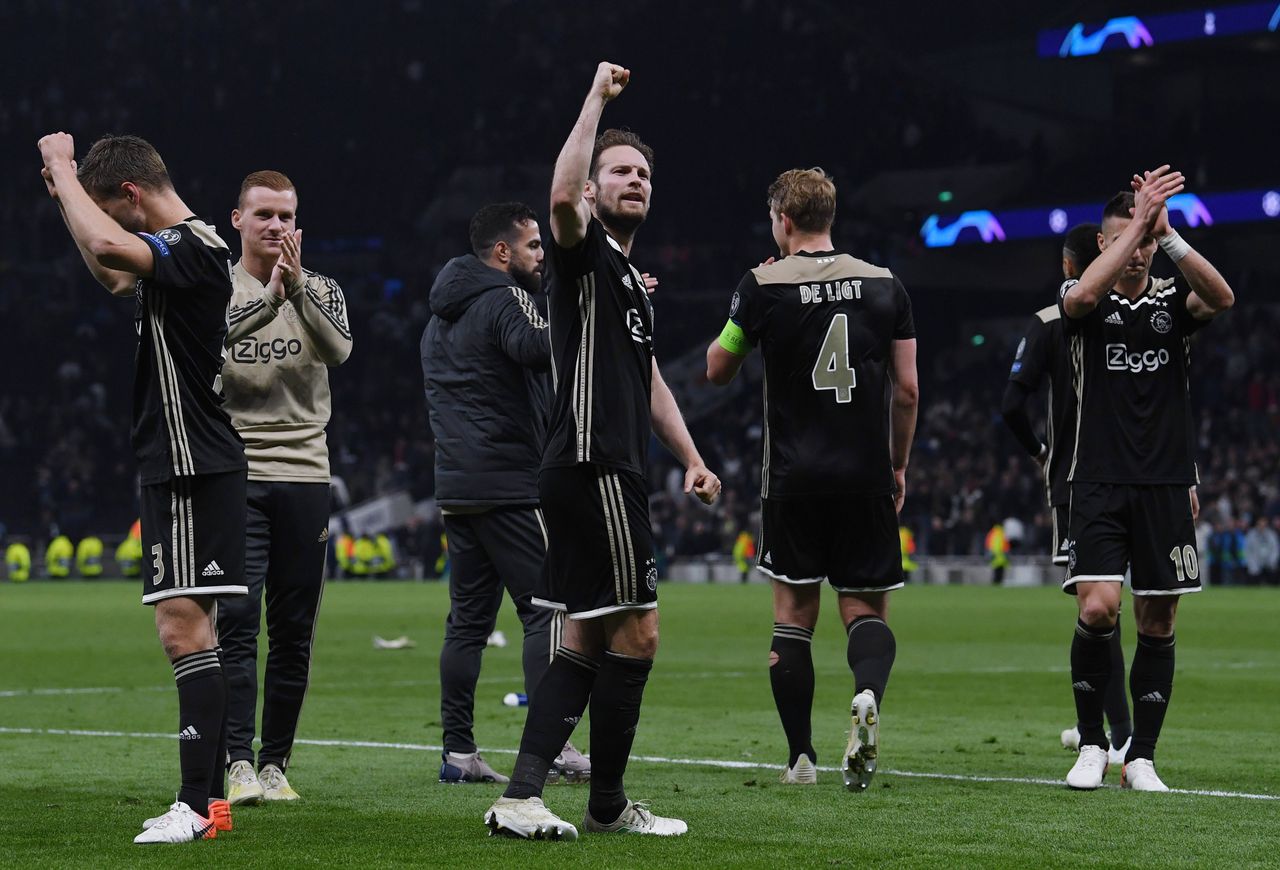 Daley Blind en zijn teamgenoten bij Ajax vieren hun overwinning.