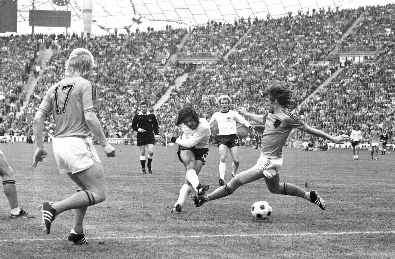 Gerd Müller (midden) maakt de 2-1 voor West-Duitsland in de finale van het WK van 1974 tegen Nederland.
