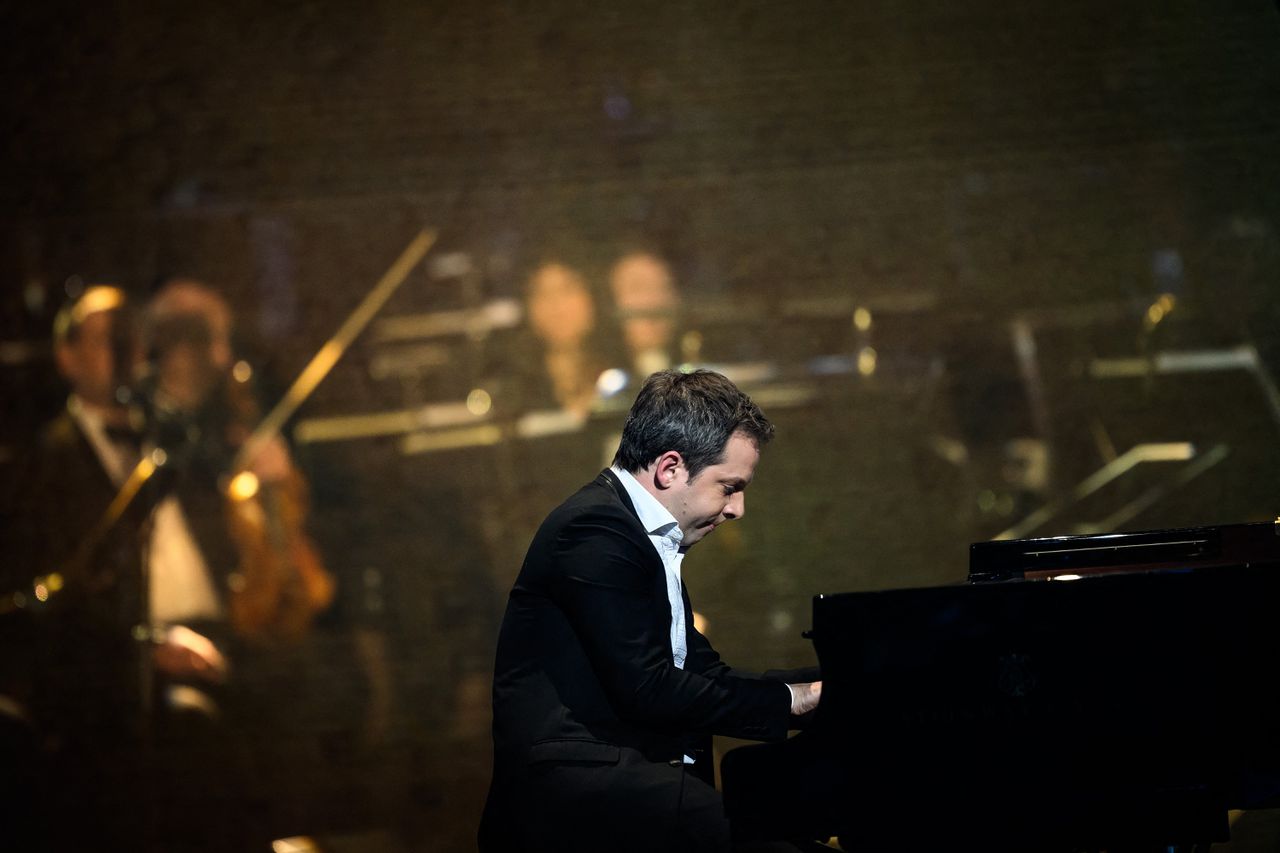 Pas als de zaal eindelijk helemaal aandachtig is, geeft pianist Bertrand Chamayou alles 
