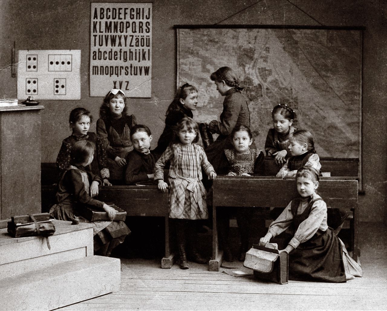 Een meisjesschool in Oostenrijk, rond 1900. Heliografie van J. Blechinger.