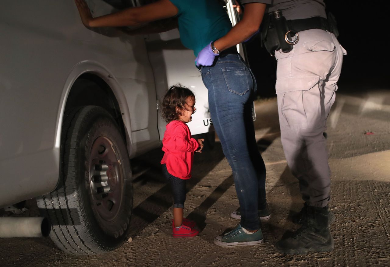 Een twee-jarige meisje uit Honduras en haar moeder op het moment dat ze worden aangehouden door de Amerikaanse grenspolitie, na een illegale oversteek per vlot over de Rio Grande vanuit Mexico.
