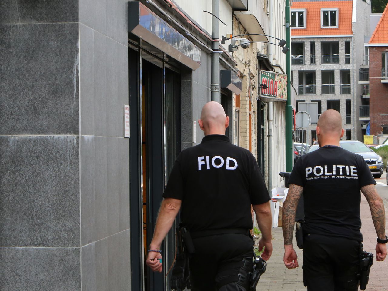 Archiefbeeld van FIOD en politie tijdens een inval in Heeze.