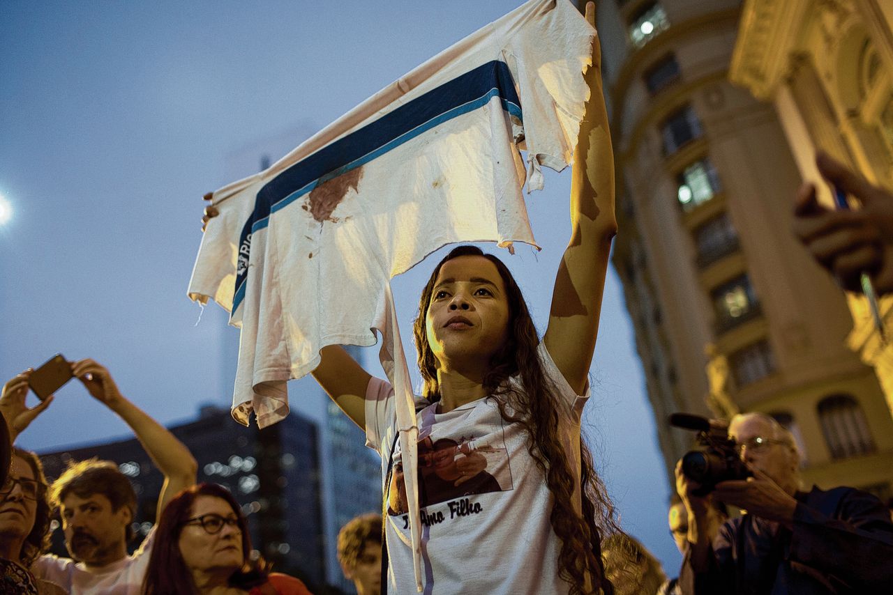 She is fourteen. World Press photo 2010 иранская женщина на крыше фото. Da Silva и то, что она живёт в Нидерландах.