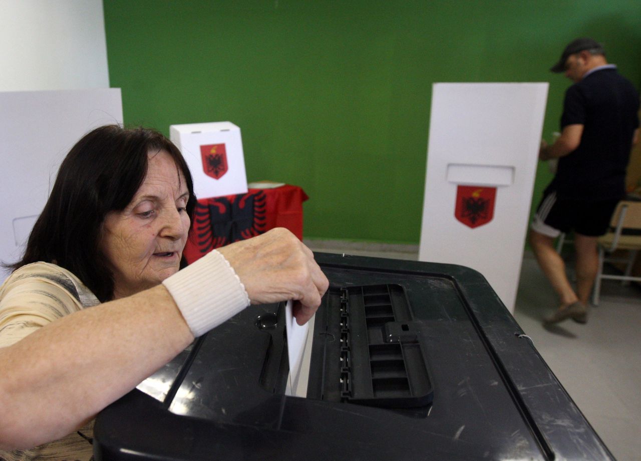 Een vrouw brengt haar stem uit tijdens de presidentsverkiezingen in Tirana, Albanië.