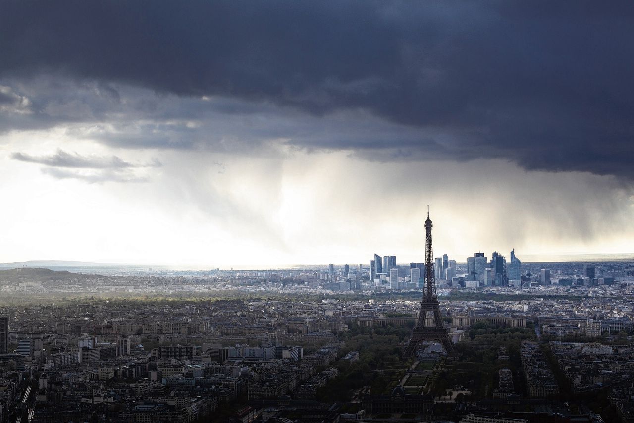 De Eiffeltoren in de Franse driekleur, kort na de aanslagen op de Bataclan, bij het Stade de France en elders in Parijs, in november 2015
