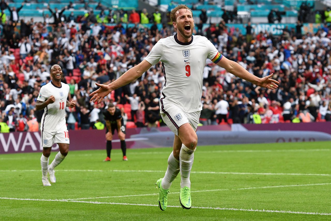 Harry Kane viert de bevrijdende 2-0 tegen Duitsland, waarmee de overwinning en doorgang naar de kwartfinale zeker is.