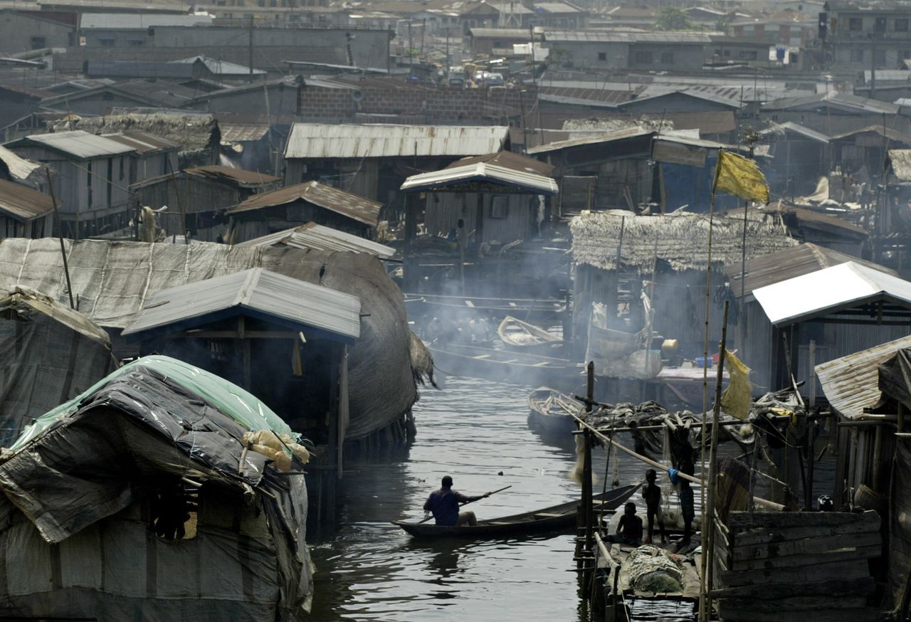 De inwoners van Makoko leven hoofdzakelijk van het vangen en roken van vis.