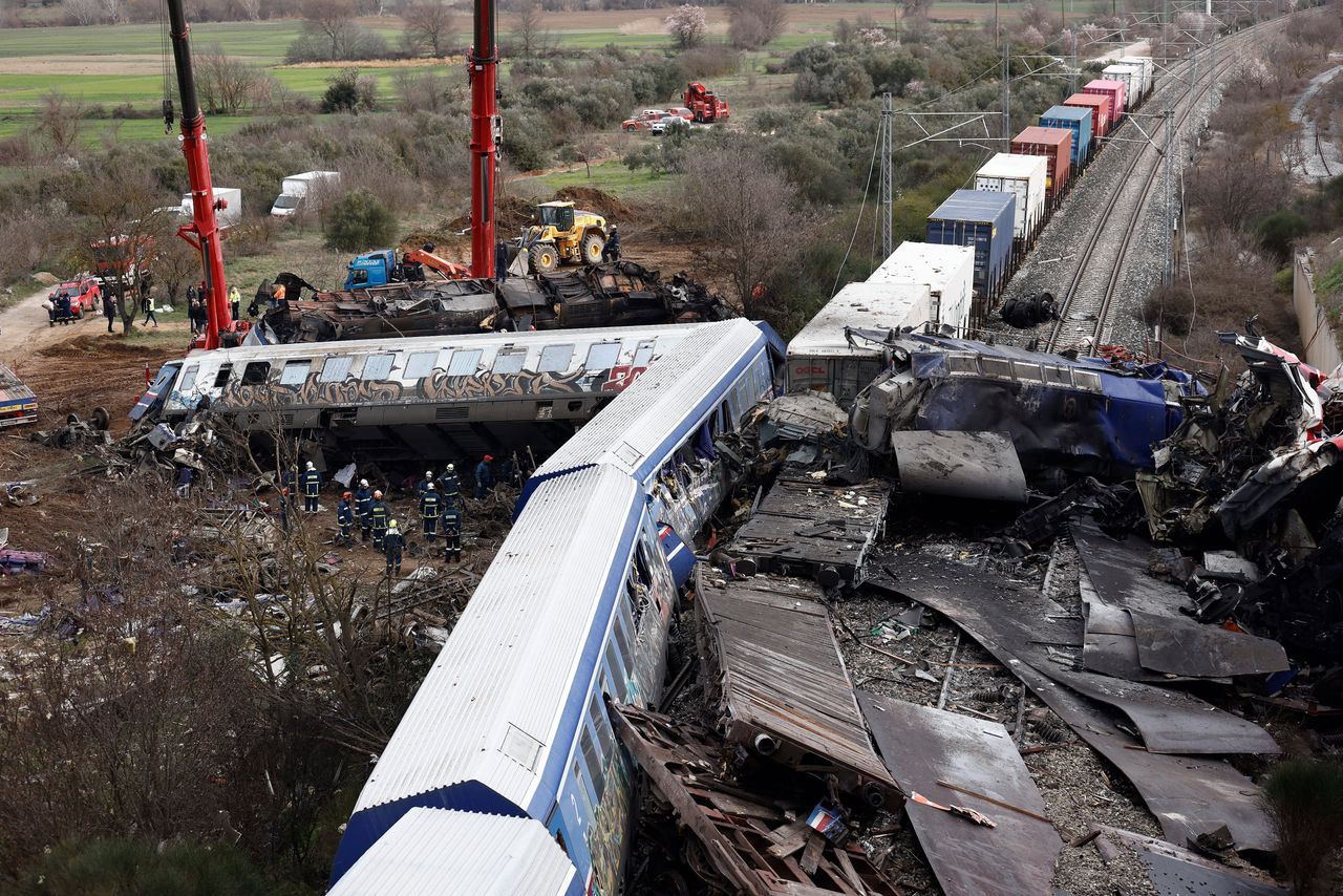 ‘Elektronica werkte niet’, zeggen Griekse spoorwegbeambten na dodelijke treinramp 
